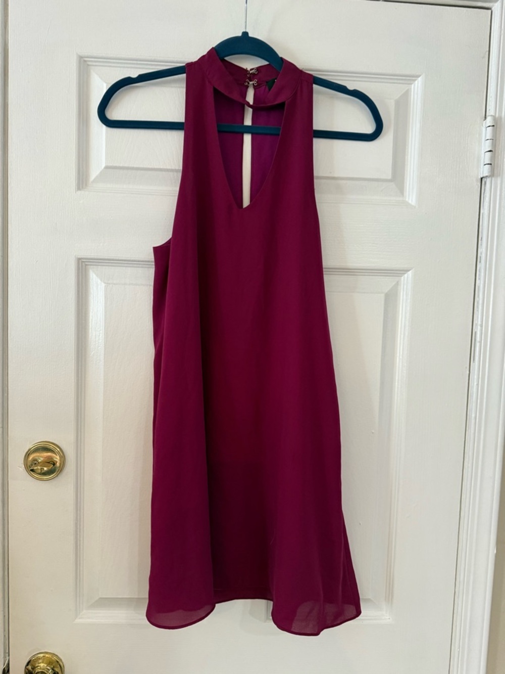 Lulu's Sleeveless Keyhole Shift Dress in Magenta